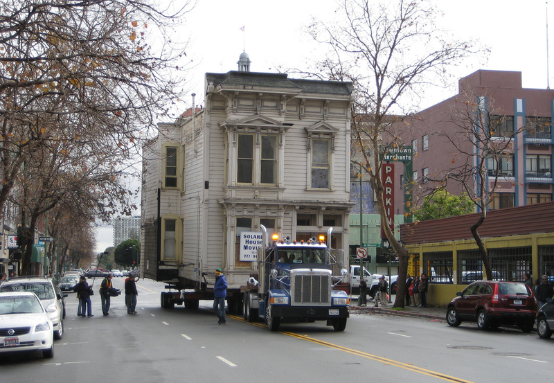 Traslado de una casa entera en Oakland. Foto: NAParish / Flickr